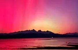 “Nuestra hermosa Ushuaia nos regala una noche con auroras australes”, escribió el intendente de esa ciudad, Walter Vuoto en sus redes sociales.