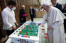 CIUDAD DEL VATICANO. El papa respecto a su reciente operación: “Un enfermero me salvó la vida”.