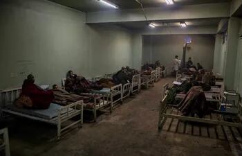 Drogadictos descansan en un centro de rehabilitación en Kabul, Afganistán.