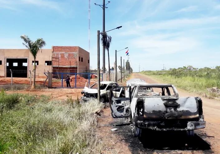 Tres camionetas, dos de la marca Toyota y una Fiat, fueron encontradas calcinadas en un camino vecinal de la ciudad brasileña de Ponta Porá, vecina a Pedro J. Caballero, luego de la fuga.