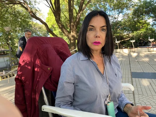 Mónica Castañe, madre de Belén Whittingslow, encadenada frente al Poder Judicial hace 51 días.