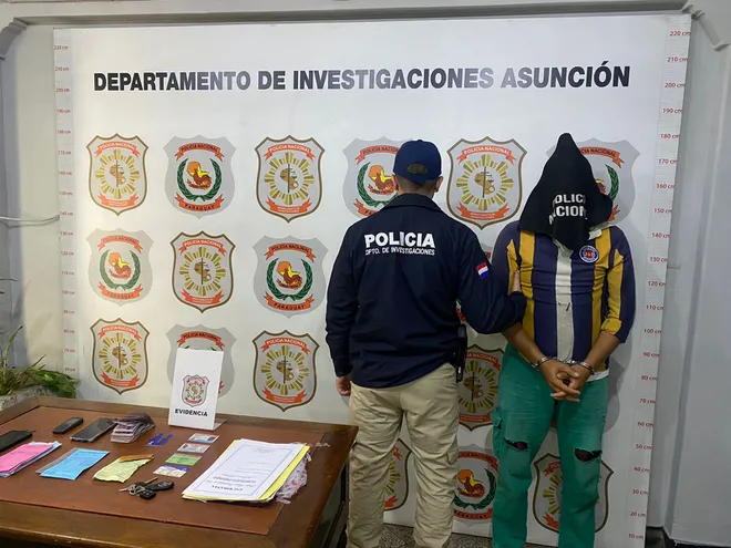 José Daniel Silva Marecos fue detenido y se observan varias evidencias como documentos, chips de líneas telefónicas y aparatos celulares. (Gentileza).