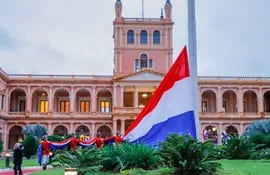 Izamiento de la bandera paraguaya, para dar inicio a los festejos conmemorativos del aniversario de la Independencia Nacional en los jardines del Palacio de Gobierno.