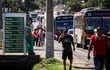 Camioneros protestan contra el alza en el precio del combustible junto a una estación de servicios en Capiatá.
