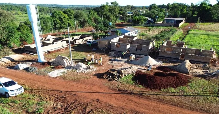 ANDE construye viviendas para 13 familias en Hernandarias.