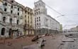La plaza Constitutión de Kharkiv, Ucrania golpeada por un misil ruso. DDHH de ONU denunció también la destrucción casi total de la ciudad Volnovaja.