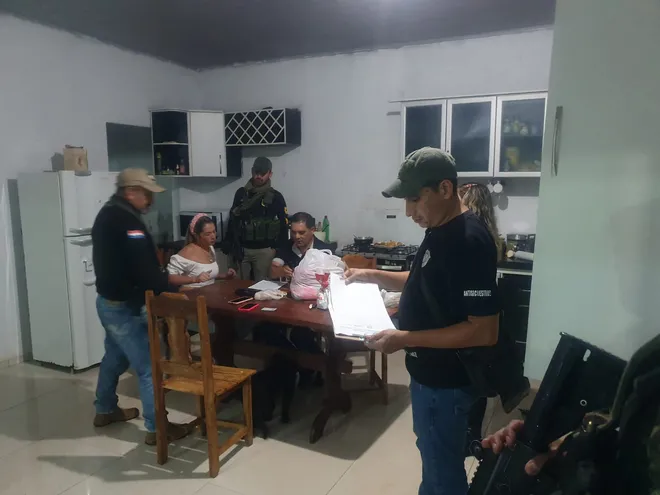 Agentes policiales y funcionarios del Ministerio Público registran la vivienda allanada en busca de evidencias con relación al secuestro del veterinario César Darío Insfrán Gomes.