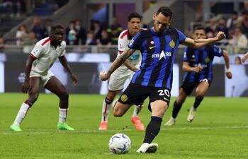 Milan (Italy), 14/04/2024.- Inter Milan'Äôs Hakan Calhanoglu scores the 2-1 lead from the penalty spot during the Italian Serie A soccer match between Fc Inter and Cagliari at Giuseppe Meazza stadium in Milan, Italy, 14 April 2024. (Italia) EFE/EPA/MATTEO BAZZI
