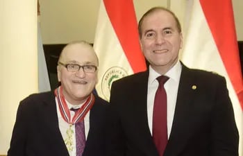 Nicolás Darío Latourrette Bo y el ministro de Relaciones Exteriores, Julio César Arriola Ramírez.