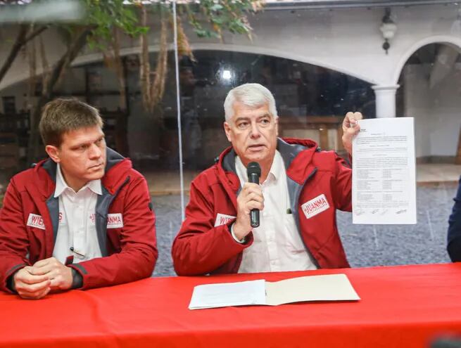 Juan Manuel Brunetti (izq.) y Arnoldo Wiens, denunciaron al Tribunal Electoral Partidario (TEP) de la ANR.