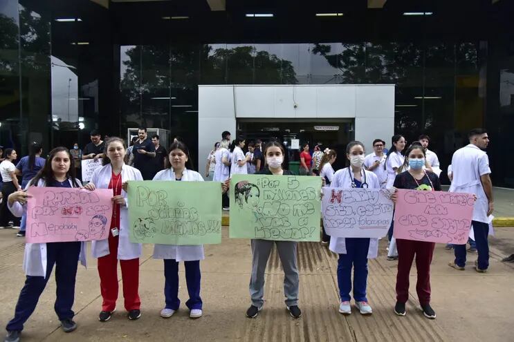 Manifestación de médicos especialistas en el Hospital General de Luque.