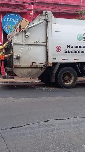 Restos de vidrio que cayeron de un camión recolector de residuos de la Municipalidad de Asunción