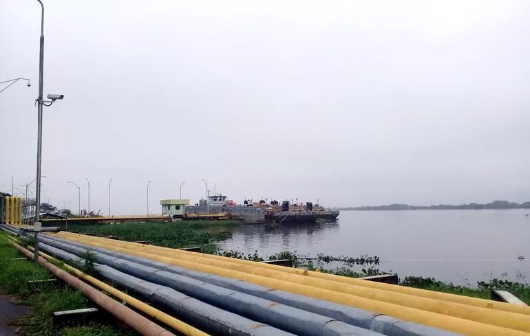 El atracadero de Petropar en Villa Elisa donde las barcazas de la empresa contratista bajan las cargas de gasoíl y nafta que transportan de la zona del Río de la Plata.
