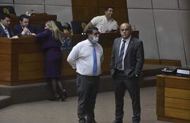 El diputado Enrique Mineur (PLRA, llanista) y el diputado Basilio "Bachi" Núñez (ANR, HC) ayer en la sala de sesiones de Diputados.