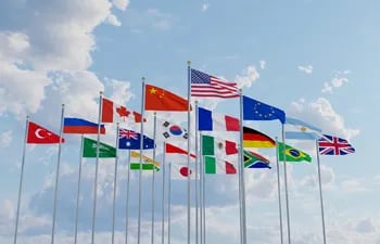 Banderas del G20 flamean en lo alto de los mástiles.