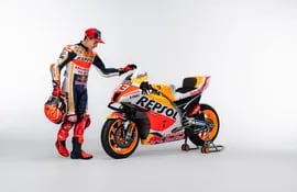 Marc Márquez y la nuevo moto de Repsol Honda para la temporada 2022 del MotoGP.