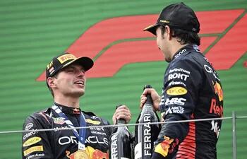 El piloto holandés de Fórmula 1 Max Verstappen (izquierda) de Red Bull Racing celebra en el podio con su compañero de equipo mexicano Sergio Pérez en tercer lugar después del Gran Premio de Austria de Fórmula 1 en la pista de carreras Red Bull Ring en Spielberg, Austria, el 2 de julio de 2023.