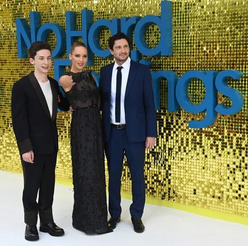 Andrew Barth Feldman, Jennifer Lawrence, y el cineasta Gene Stupnitsky durante el estreno de "No Hard Feelings" en Londres. La película prevé llegar a los cines paraguayos el próximo mes de julio.