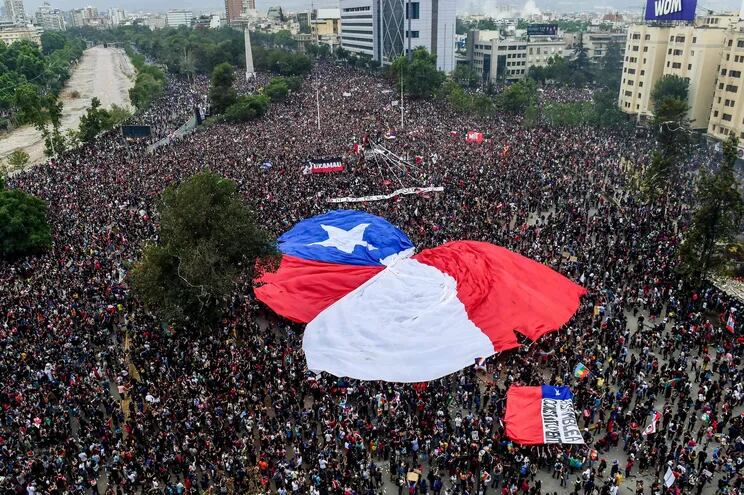 Manifestaciones populares de noviembre de 2018 en Santiago, Chile. Este fin de semana, el país celebra elecciones claves. (MARTIN BERNETTI / AFP)