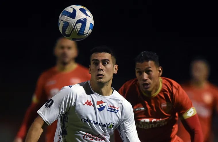 Cristhian Ocampos (i), futbolista de Nacional, pelea por el balón en el partido contra el Sport Huancayo en la ida de la FAse 1 de la Copa Libertadores en la ciudad de Huancayo, Perú.