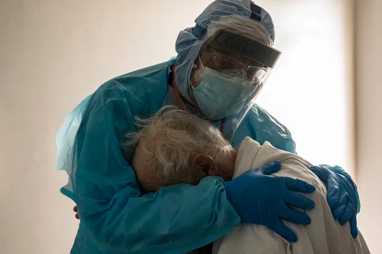 La pandemia de covid-19 ya tiene más de 1,5 millones de muertos en el mundo y contagió a 65 millones de personas.