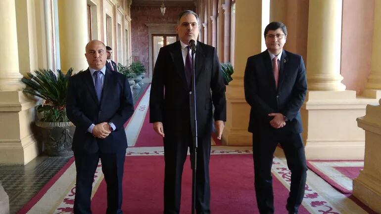Marcos Elizeche, Ministro sustituto de Hacienda, Fredis Estigarribia, Presidente del Fondo Ganadero y el Presidente del BNF Manuel Ochipinti.