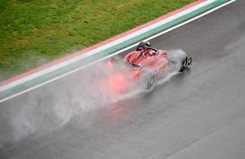 El Ferrari del monegasco Charles Leclerc durante el primer ensayo libre del Gran Premio de Emilia-Romagna de Fórmula 1.