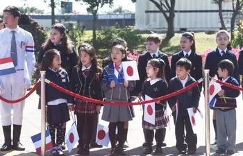 alumnos-del-colegio-japones-en-asuncion-y-del-colegio-paraguayo-japones-dieron-la-bienvenida-a-nuestro-pais-a-la-princesa-japonesa-mako-nieta-del-222438000000-1497900.jpg