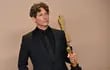El cineasta británico Jonathan Glazer posa con el Óscar a la mejor película internacional que recibió "Zona de interés".
