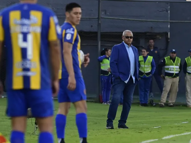 Francisco Arce (d), entrenador de Olimpia, durante el partido contra Sportivo Luqueño por la octava fecha del torneo Clausura 2023 del fútbol paraguayo en el estadio Defensores del Chaco, en Asunción.