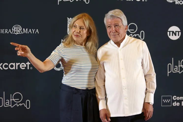 La actriz argentina Cecilia Roth posa junto al empresario Enrique Cerezo, presidente de EGEDA, durante la alfombra roja previa a la entrega de los Premios Platino. Roth será galardonada este año con el Platino de Honor por su trayectoria.