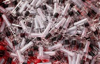 Vacunas en jeringas precargadas de un solo uso antes de la fase de inspección y empaque en el centro de distribución mundial de la compañía farmacéutica francesa Sanofi en Val de Reuil, Francia.