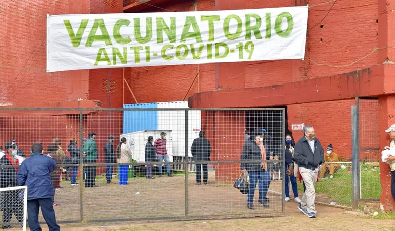 En Villarrica la afluencia de adultos mayores a los vacunatorios habilitados es regular. La inoculación es con Sinopharm.