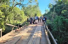 Piden reparar puente de madera que colapsó en Ybytymí.