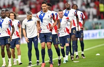 Raphael Varane de Francia y sus compañeros de equipo se calientan antes del partido de fútbol del grupo D de la Copa Mundial de la FIFA 2022 entre Túnez y Francia en el Education City Stadium en Doha, Qatar, el 30 de noviembre de 2022.