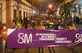 Multitudinaria marcha de las mujeres que convocó a más de 2.000 personas se vivió ayer en el centro de Asunción por el #8M.