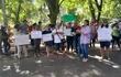 Personal de blanco se manifestó en apoyo a Gabriela Yaffar, frente a la Fiscalía de Itauguá.