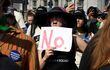Una mujer sostiene una pancarta que dice "NO" hoy, durante una manifestación contra el fallo que prohíben el aborto, frente al Tribunal Supremo en Washington (EEUU). A favor y en contra las manifestaciones se reproducen en distintas partes del mundo.