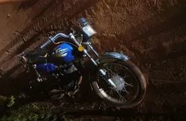 La motocicleta que conducía el hombre al momento de su caída en un camino vecinal en el municipio mallorquino.