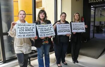 Detractores del Plan Nacional de Transformación Educativa fueron acompañados por la esposa del intendente "Nenecho", Lisarella Valiente, candidata a senadora.