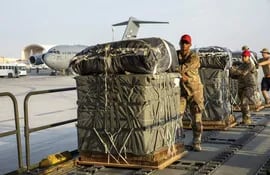Estados Unidos lanzó ayer por segunda vez ayuda humanitaria desde sus aviones hacia el castigado norte de Gaza, en este caso paquetes que contienen más de 36.800 lotes de comida, informó el Comando Central de Estados Unidos (CENTCOM).
