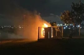 Incendio en Turista Roga en la Costanera de Asunción.