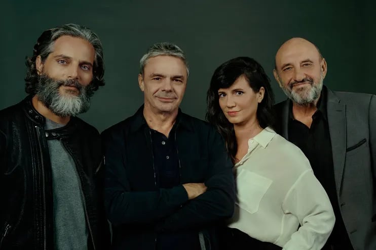 Joaquín Furriel, el director Sebastián Borensztein, Griselda Siciliani y Gabriel "El Puma" Goity en una foto promocional de la película "Descansar en paz".