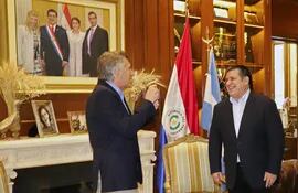 El expresidente de Argentina Mauricio Macri y el expresidente de Paraguay, Horacio Cartes, ambos sin tapabocas, en la reunión que mantuvieron en la casa del segundo, en Asunción, en plena pandemia de coronavirus.