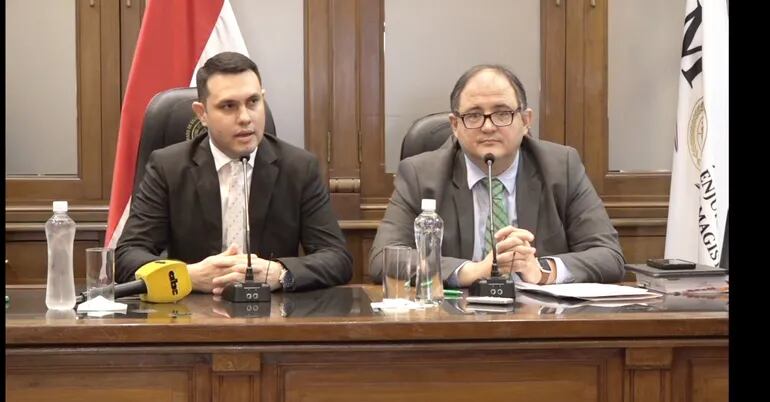 Hernán David Rivas junto al abogado Ricardo Preda en la conferencia de prensa previa realizada  en la sede  del JEM.