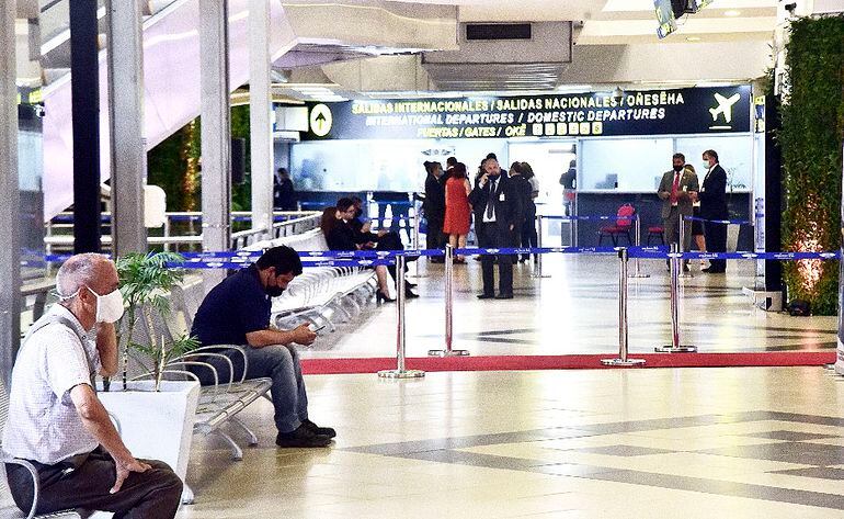 El aeropuerto se reabrió hace casi un mes y desde esa fecha las aerolíneas esperan la eliminación de cuarentena.