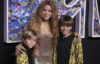 Shakira con sus hijos Sasha y Milan en la alfombra roja de los MTV Video Music Awards, en el Prudential Center in Newark, New Jersey, USA.
