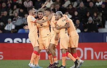 Los jugadores del Atlético de Madrid celebran un gol de su equipo durante el partido de octavos de final de la Copa del Rey que se juega este miércoles en el Estadi Ciutat de València y que enfrenta al Levante y al Atlético de Madrid.