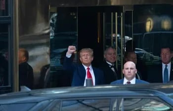 El expresidente de los Estados Unidos, Donald Trump, llega antes de su comparecencia ante el Tribunal Federal de Manhattan en la ciudad de Nueva York el 4 de abril de 2023.