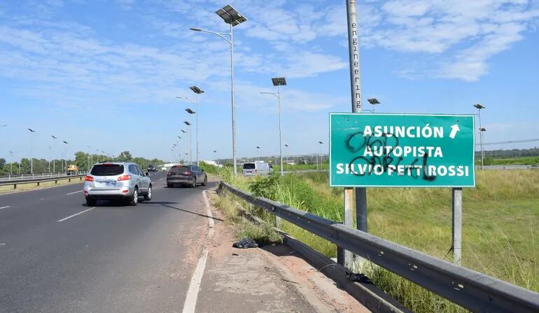 Señales de tránsito   ubicadas al costado de  la autopista Silvio Pettirossi y la avenida Ñu Guasu siguen sin ser cambiadas.